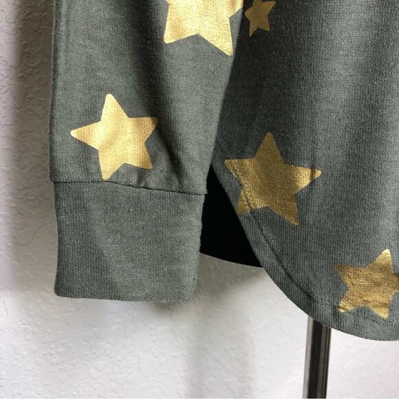 Chaser green and gold star print knit top size Medium - Picture 9 of 15